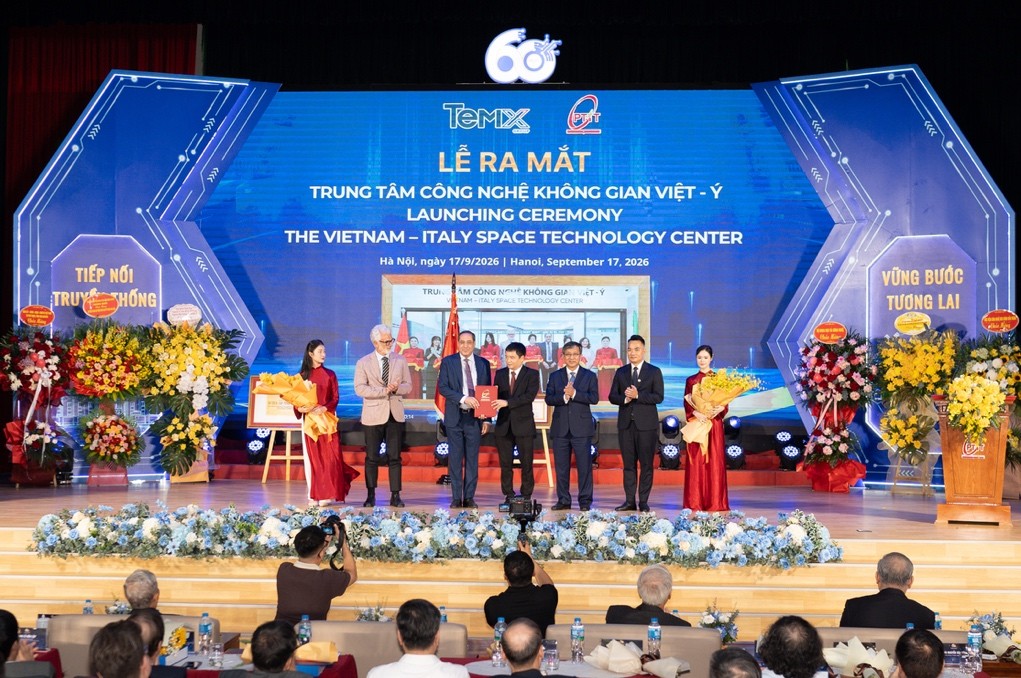 A group of people on a stage

Description automatically generated