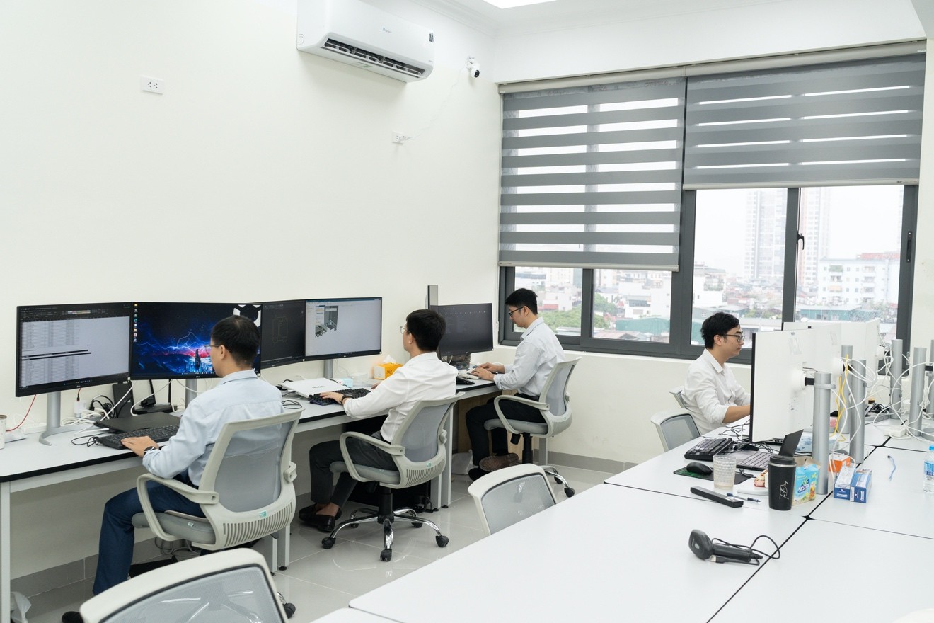 A group of people sitting at computers

Description automatically generated