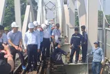 Vụ sà lan đâm cầu Ghềnh: Gia cố tạm thời, thông đường sắt Bắc - Nam sáng 12/3