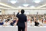 Một công ty "dạy làm giàu" phải dừng bán khóa học, chủ tịch là diễn giả nổi tiếng bất ngờ xin từ chức