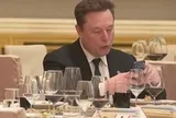 Tỷ phú Elon Musk dùng điện thoại gì?