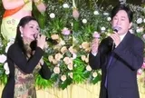 Cặp vợ chồng NSƯT bỏ ô đứng hát giữa trời mưa lớn, nói thẳng 1 điều