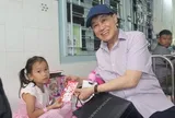 Tỷ phú Johnathan Hạnh Nguyễn xuất hiện tại BV Nhi đồng 2 với chiếc túi "Very Special" vào ngày đặc biệt