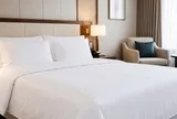Vì sao ga giường khách sạn luôn màu trắng?