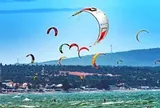 Không phải Đà Nẵng hay Phú Quốc, đây là vùng biển duy nhất của Việt Nam lọt Top 10 xu hướng du lịch toàn cầu năm 2026, hơn 200.000 lượt khách nước ngoài tìm đến để lướt ván