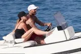 David Beckham và Victoria khiến dân tình nóng mặt với khoảnh khắc thân mật trên du thuyền
