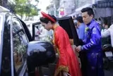 Hồi bé được thần tượng bế trên tay, lớn lên cô gái được chính idol mang Rolls-Royce 35 tỷ rước về làm vợ
