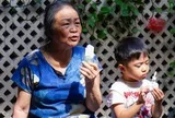 Khách hàng ùn ùn kéo tới cửa hàng Kem Tràng Tiền trước ngày đóng cửa, ôn lại ký ức từ thuở “ông bà anh”