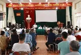 Người dân một xã ở Hà Nội đến nhà văn hóa nghe thông tin bồi thường, hỗ trợ, tái định cư với đất nằm trong phạm vi thu hồi làm dự án nhà ở xã hội