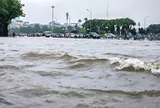 Hà Nội mưa cả đêm không ngớt, loạt tuyến phố ngập úng