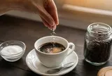 Vì sao nhiều người pha cà phê thường cho thêm 1-2 hạt muối?
