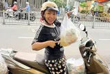 Nữ diễn viên là mẹ đơn thân quê An Giang đi bán cơm, tự đi giao hàng kiếm tiền nuôi con ở TP.HCM