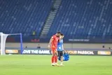 Xuân Son ôm đầu vì chấn thương gây lo lắng