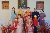 Ái nữ vua sòng bài Hà Siêu Hân bất ngờ khoe loạt ảnh đám cưới anh trai: Đại gia đình 4 thế hệ hội tụ, cô dâu đeo cả "núi" vàng