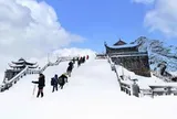 Chinh phục đỉnh núi cao 3.143 m ở Việt Nam, từng lạnh -8°C, mùa đông nhìn như một góc châu Âu