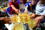 Từ 15/10, nhiều người Việt Nam không được uống rượu, bia, đồ uống có cồn trong giờ nghỉ trưa ngày làm việc