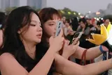 Phe vé Big Bang hét giá 30 triệu đồng, fan ngồi la liệt ở cổng Mỹ Đình