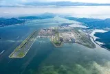 Một sân bay mở đường băng mới ngay trên biển, diện tích tương đương 900 sân bóng đá: Xi măng được bơm xuống đáy biển để tạo 360.000 cột chống, tiêu tốn gần 500.000 tỷ đồng