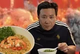 Trấn Thành nổi tiếng khó tính chuyện ăn uống, vậy mà ăn tô mì gói còn húp cạn rồi lật đáy tô ra xem