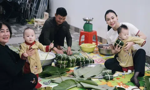 Cặp song sinh nhà Phương Oanh lần đầu "giúp" mẹ gói bánh chưng, biểu cảm vừa yêu vừa hài