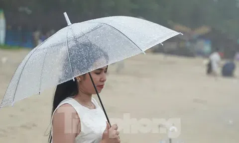 Dành dụm cả năm để đi du lịch Đà Nẵng thì... dính bão