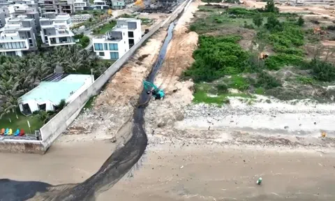 Người dân phản ánh dòng nước đen chảy ra biển Vũng Tàu