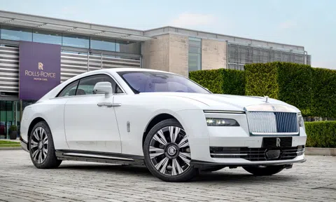 Mẹ tặng con gái Rolls-Royce Spectre hàng thửa với họa tiết hoa hồng thêu bằng kỹ thuật hoàn toàn mới
