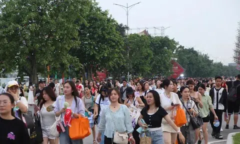 Biển người đổ về Hưng Yên