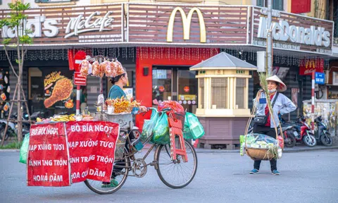Nơi Starbucks sánh vai cùng trà đá, xiên que “bao vây” McDonald’s, bánh mì thịt xiên đặt trước Lotteria