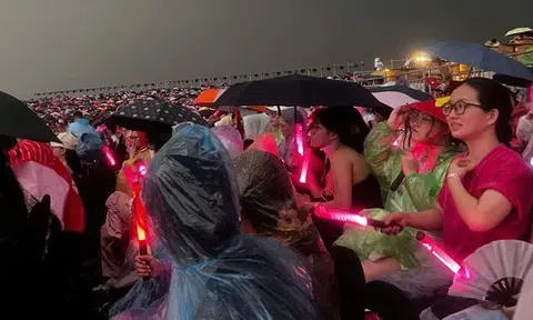 Biển người đổ về Hưng Yên ngày thứ 2, đằm trong mưa giông tầm tã