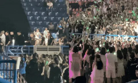 Xôn xao cảnh tượng “kỳ dị” tại concert Kim Jae Joong ở Hà Nội: Cả SVĐ như zombie săn mồi!