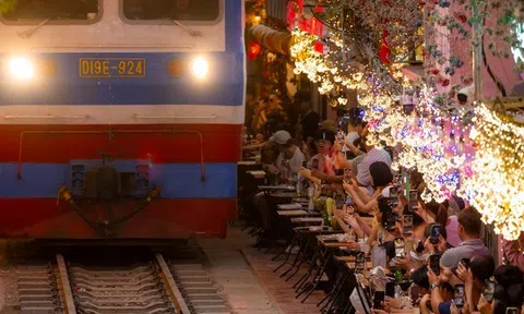 Phía sau vẻ đẹp của cà phê đường tàu ở Hà Nội: Trải nghiệm đầy rủi ro, khó xóa bỏ