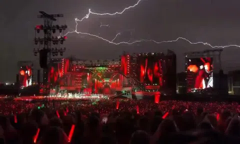 Truyền thông quốc tế nói về cảnh tượng sấm sét chói lòa tại concert Chông Gai, netizen tranh cãi dữ dội