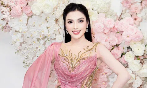 MC Kim Huyền Sâm xuất hiện kiêu sa, khoe vóc dáng "đồng hồ cát"