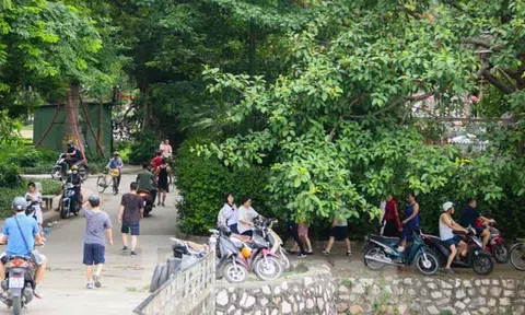 Tháo hàng rào, người đi bộ phải né xe máy trong công viên Tuổi trẻ Thủ đô