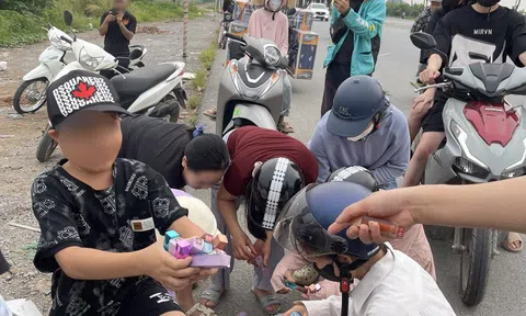 Hàng nghìn thỏi son bị đổ bỏ ven đường ở Hà Nội, người dân vô tư nhặt mang về dùng: "Nãy tôi dùng rồi, có sao đâu"
