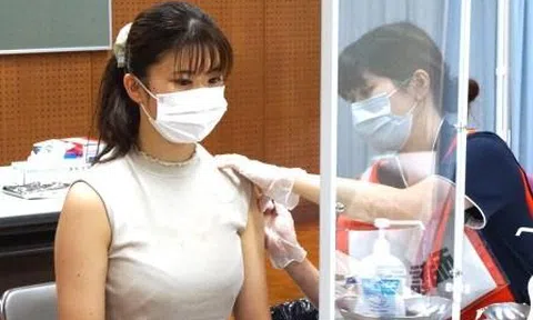 Nữ giới có cần tiêm nhắc lại vắc xin HPV định kỳ hay không?