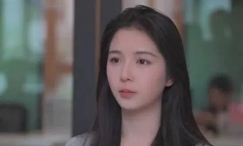 Nữ sinh Thanh Hoa “quá xinh đẹp” đến mức bị bố cấm livestream trên mạng