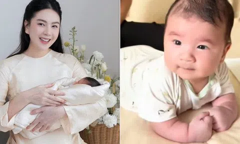 Quý tử nhà MC Mai Ngọc mới 2 tháng tuổi đã biết lật, đôi bàn tay mũm mĩm khiến team bỉm sữa phát mê