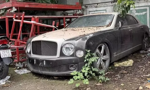 Xe siêu sang Bentley Mulsanne hàng chục tỷ đồng bị bỏ rơi tại 1 sân bóng ở Hà Nội