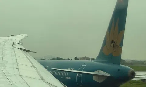 VIDEO: Hai máy bay va quệt nhau tại sân bay Nội Bài