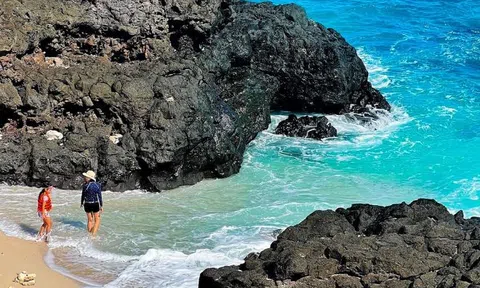 Nơi là tàn tích của núi lửa, có biển hoang sơ, du khách nhận xét: "Đẹp như thiên đường, phải đi vài lần!"