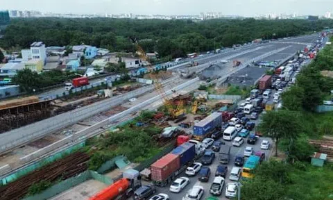 Ùn tắc nhiều giờ từ nút giao An Phú lên cao tốc TP.HCM - Dầu Giây