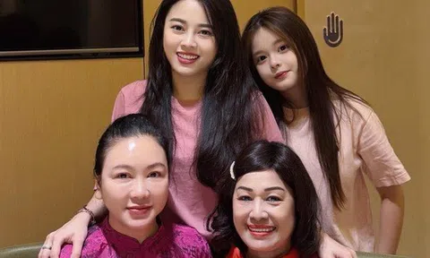 Hot mom Hằng Túi khoe ảnh 3 thế hệ gia đình, dân tình ngạc nhiên với thân thế 2 "phú bà" ngồi cạnh nhau
