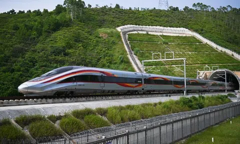 Chuyến tàu chạy 200km nhưng đi chỉ mất 45 phút, du khách trầm trồ: "Tôi chưa bao giờ nghĩ đến việc này"