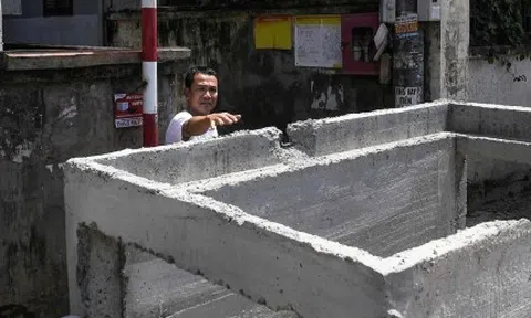 Làm đường cao hơn nền nhà cả mét, dân bắc cầu mới 'ngoi' được ra ngoài