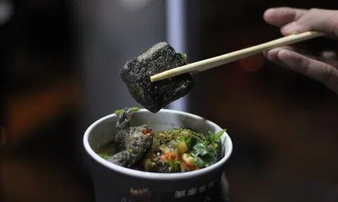 Khách Việt đứng hình khi ăn thử món đen sì ở Trung Quốc: "Tôi đã quá bồng bột khi quyết định mua nó"
