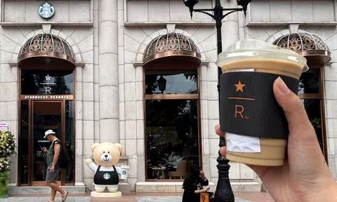 Cảnh tượng bất ngờ xảy ra trong ngày khai trương Starbucks mới sau khi từ bỏ mặt bằng cũ gần 1 tỷ/tháng