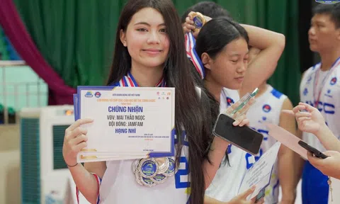 Hạt Dẻ nhà MC Quyền Linh khoe giải thưởng, visual sáng bừng trên sân bóng rổ, thái độ với bạn bè mới gây chú ý