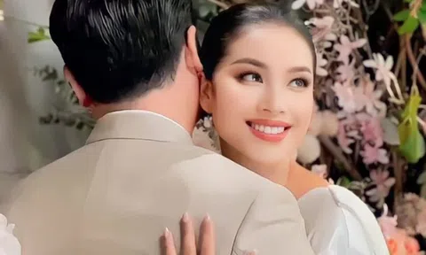 Hoa hậu Phạm Hương về Việt Nam giữa lúc chồng đại gia lộ dấu hiệu lạ?